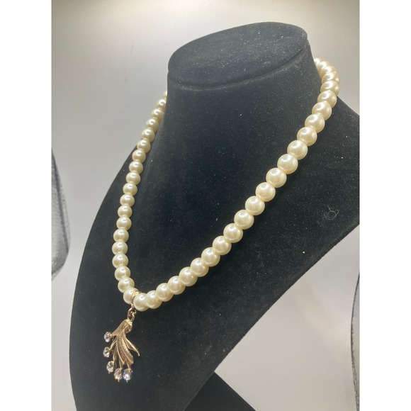 Faux Pearls Gold-Tone Pendant with Rhinestones 18" Necklace! - Picture 7 of 10